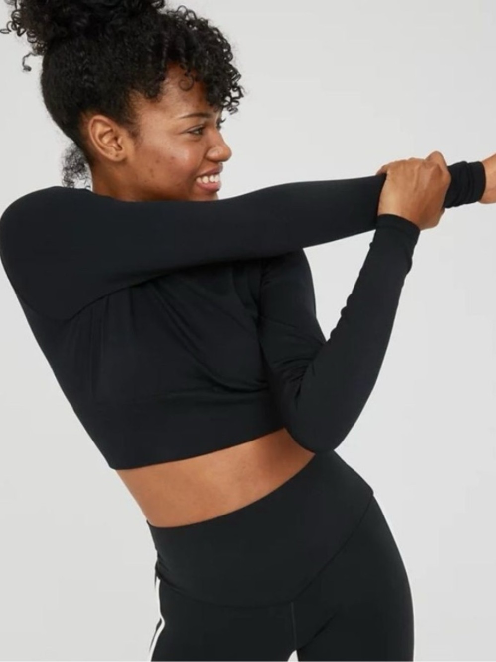 Aerie offline seamless Black Long-Sleeve Cropped Active Top -
